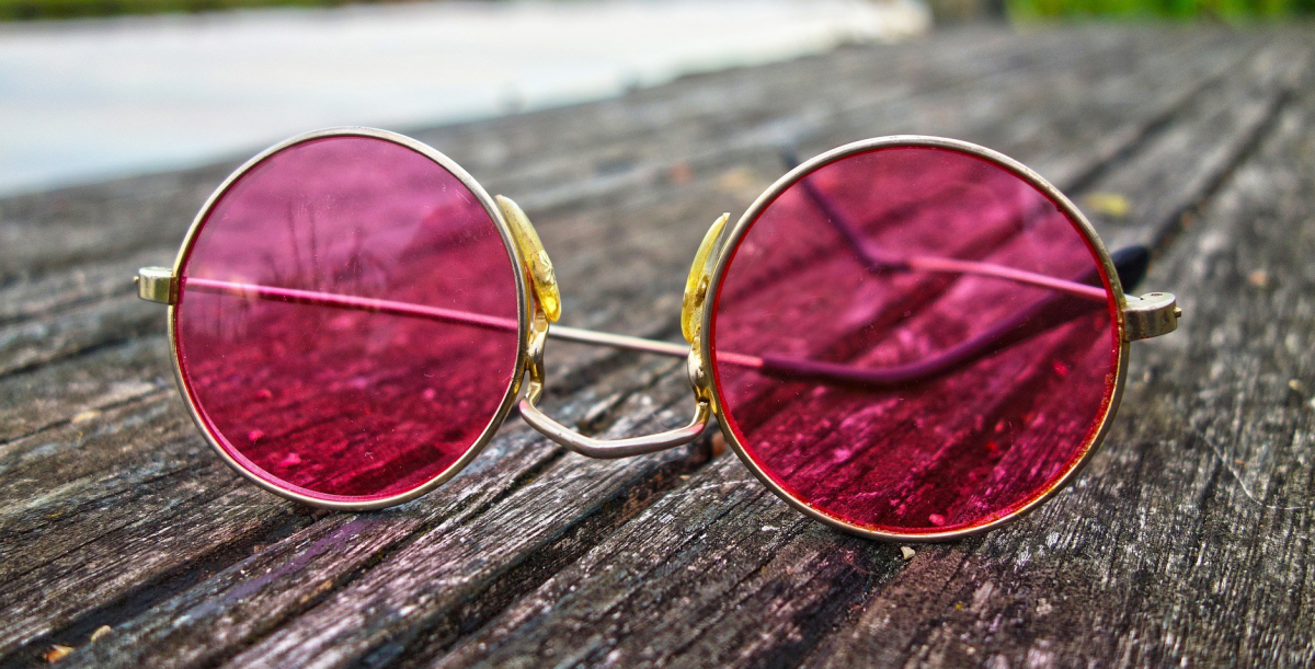 Розовые очки. Розовые очки бьются стеклами во внутрь. Солнечные очки. Розовая Ока. Розовые очки бьются стеклами внутрь